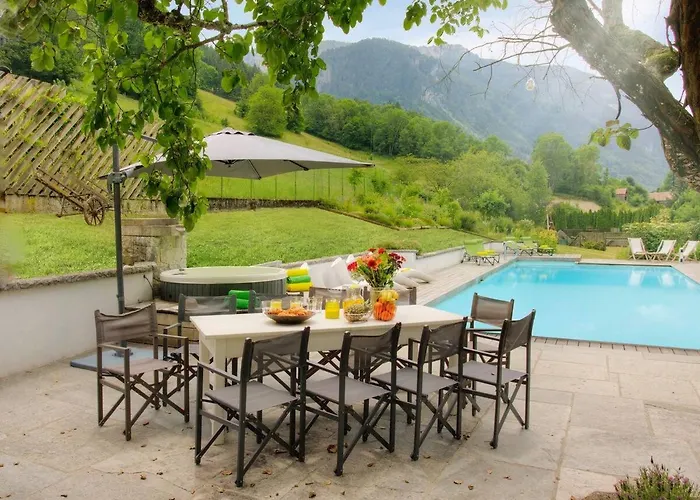 Manoir De Leschaux *
